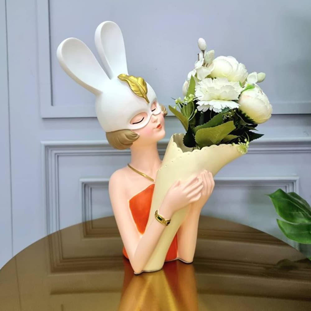 สาวส้มหน้ากากหูกระต่ายถือแจกัน,ของแต่งบ้าน