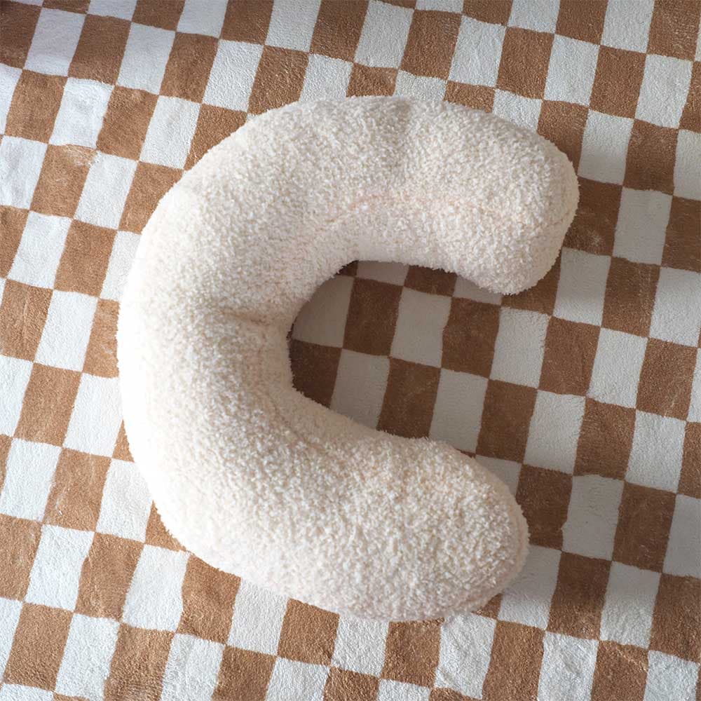 หมอนอิงตัวอักษร - C (สีครีม)