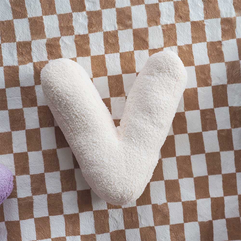 หมอนอิงตัวอักษร - V (สีครีม)